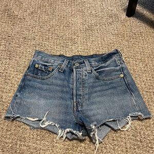 Levi’s jean shorts🤍